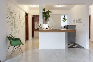 Departamento de diseñador | Cocina privada | Refrigerador, microondas, parrilla de estufa y cafetera y tetera 