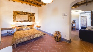Une chambre à coucher avec un lit, un grand vase et un plafond en bois.