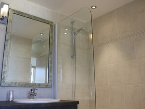 Appartement, 2 slaapkamers, aan zee | Badkamer | Handdoeken, zeep, toiletpapier