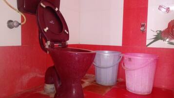 Deluxe Double or Twin Room | Bathroom | Shower, free toiletries, towels