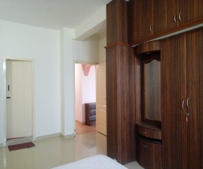 Deluxe Room | Rollaway beds, free WiFi, bed sheets - Maxiprime otels Uthandi (Chennai)