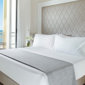 Suíte, vista para o mar | Frigobar, cofres nos quartos, escrivaninha, quartos à prova de som