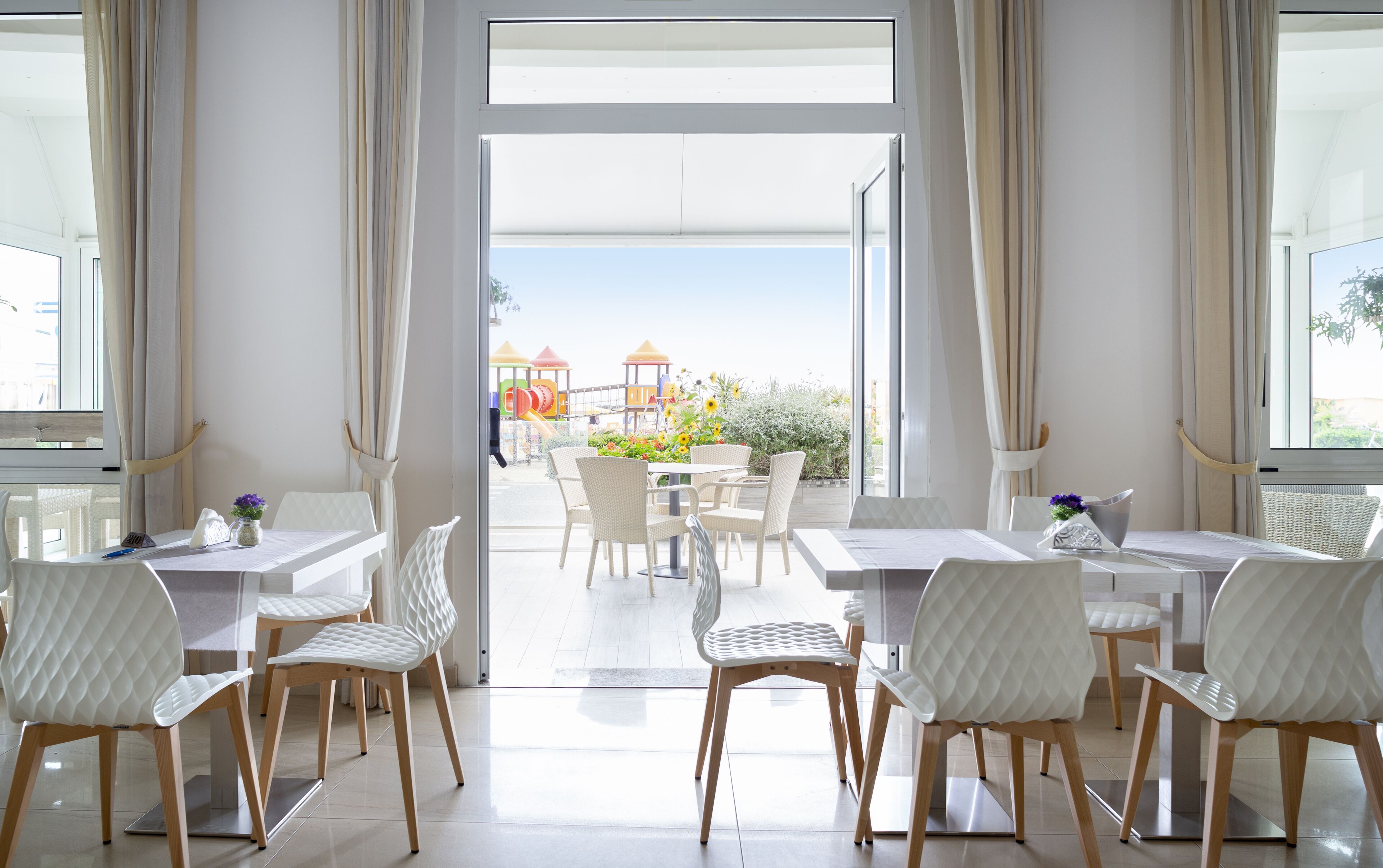 Breakfast, lunch, dinner served; Italian cuisine 