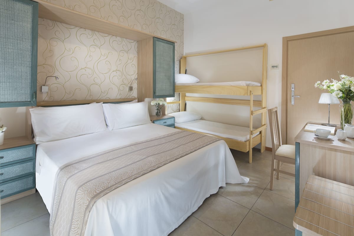 2 bedrooms, minibar, in-room safe, desk