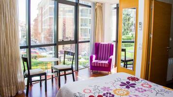 Habitación doble | Cortinas opacas, sistema de insonorización, wifi gratis y ropa de cama