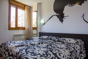 Double Room | Blackout curtains, soundproofing, free WiFi, bed sheets - Rincón de Gala (Soria)