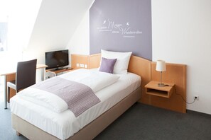 デスク、遮光カーテン、WiFi (無料)、ベッドシーツ