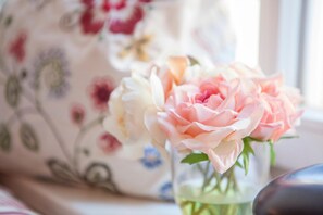 デスク、遮光カーテン、WiFi (無料)、ベッドシーツ