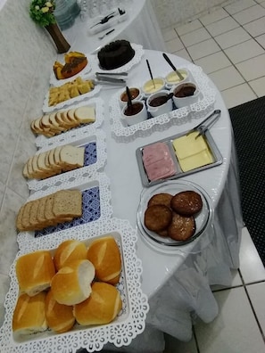Café da manhã com buffet grátis todos os dias