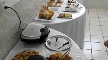 Café da manhã com buffet grátis todos os dias