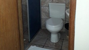 Shower, free toiletries, towels, soap - Hotel Amorim (Biguacu)