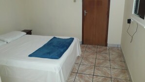 Blackout drapes, iron/ironing board (on request), WiFi (free) - Hotel Amorim (Biguacu)