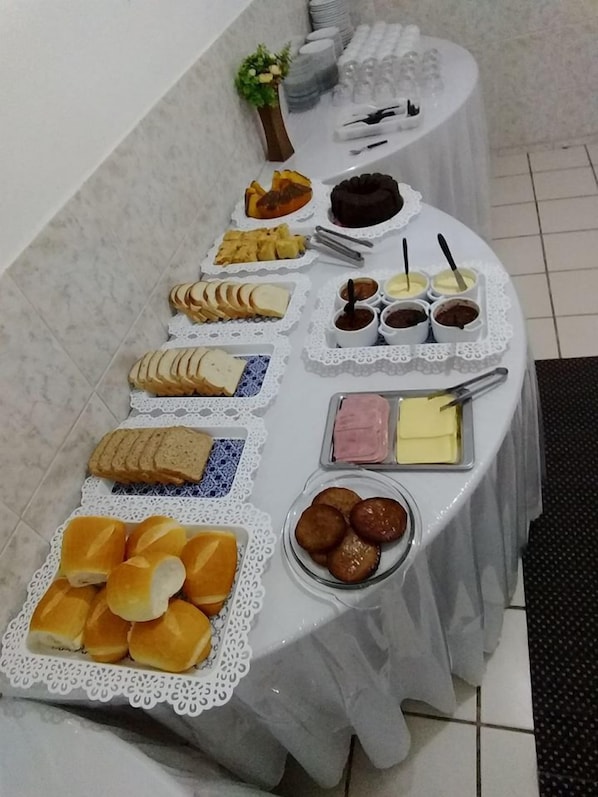 Café da manhã com buffet grátis todos os dias