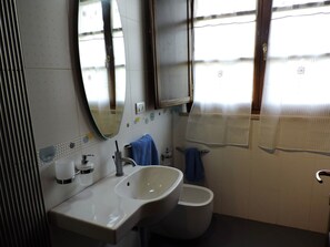 Dusche, Bidet, Handtücher, Seife