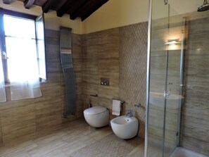 Een douche, een bidet, handdoeken, zeep