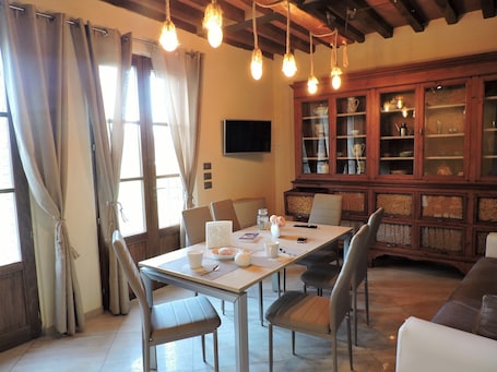 Villa, 3 Bedrooms, Garden View | In-room dining. L'Aia di Argia