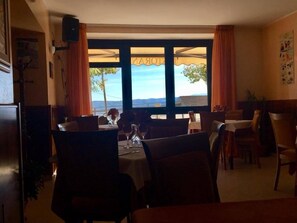 Lunch och middag serveras, njut av de goda smakerna från lokala rätter.