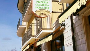 A hotel sign with a balcony and a window. - Coste Del Lago (Limosano)