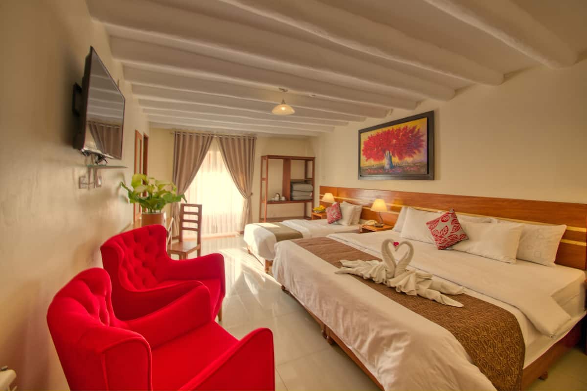 Deluxe Family Room With Balcony and Views | Escritorio, cortinas blackout, wifi gratis y ropa de cama 