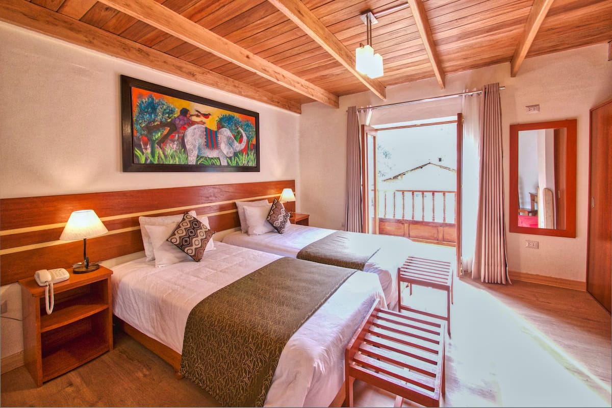Deluxe Double Room with Balcony and Views | Escritorio, cortinas blackout, wifi gratis y ropa de cama 