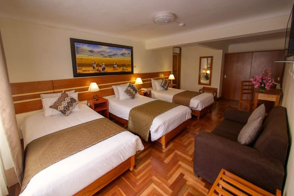 Superior Triple Room | Escritorio, cortinas blackout, wifi gratis y ropa de cama 