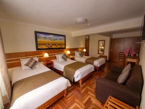 Superior Triple Room | Bàn, màn/rèm cản sáng, truy cập Internet không dây miễn phí 