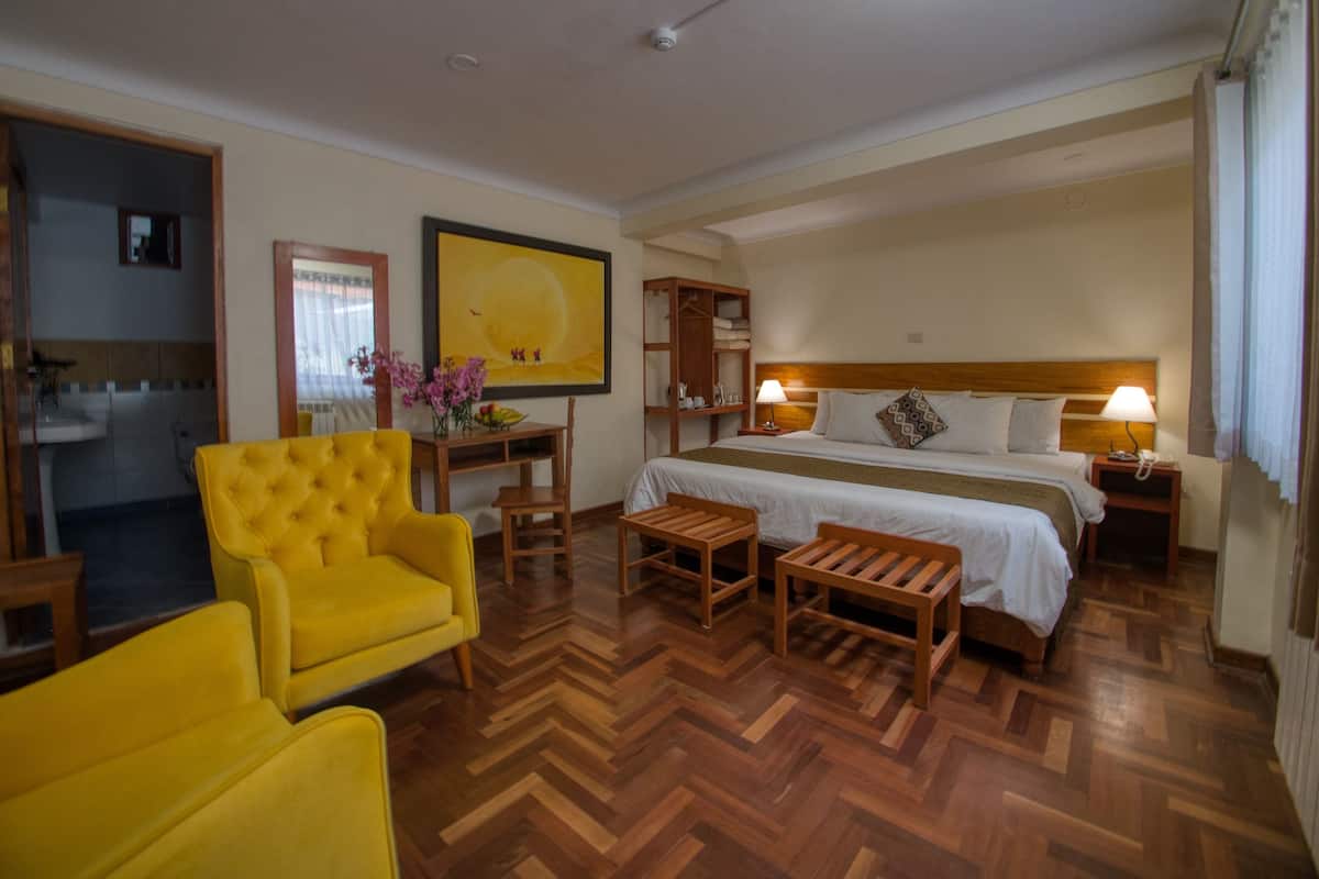 Superior Room 1 King Bed | Escritorio, cortinas blackout, wifi gratis y ropa de cama 