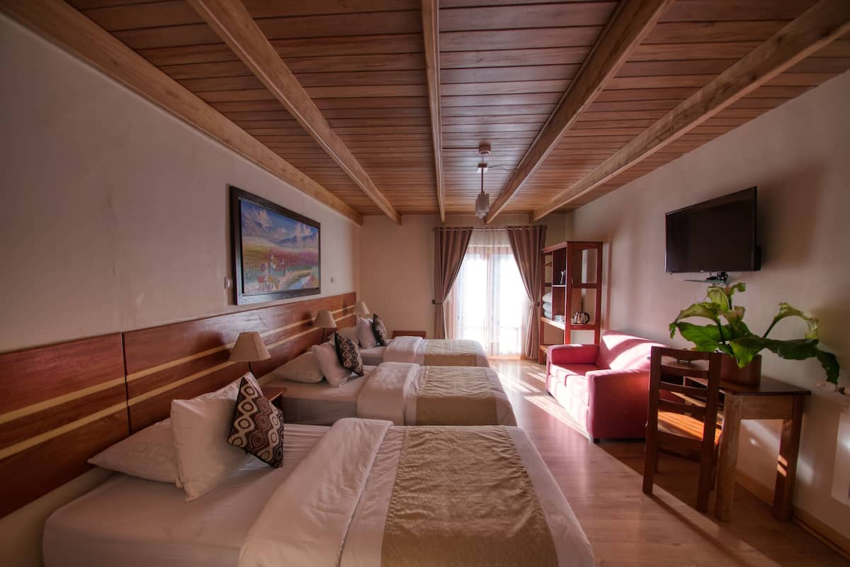 Deluxe Triple Room with Balcony and Views | Escritorio, cortinas blackout, wifi gratis y ropa de cama 