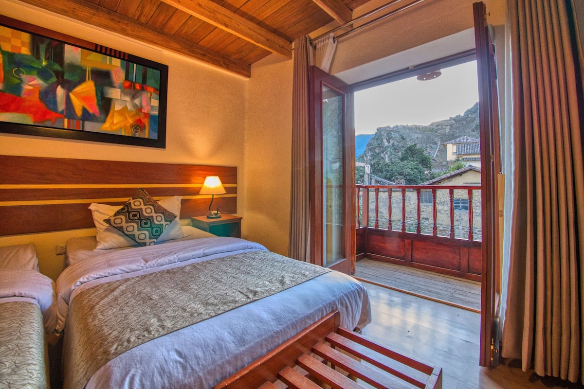Deluxe Single Room with Balcony and Views | Escritorio, cortinas blackout, wifi gratis y ropa de cama 