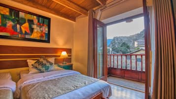 Deluxe Single Room with Balcony and Views | Bàn, màn/rèm cản sáng, truy cập Internet không dây miễn phí