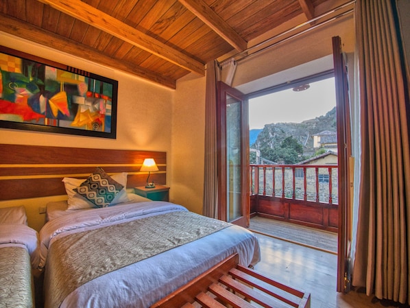 Deluxe Single Room with Balcony and Views | Meja, langsir/tirai gelap terus, Wi-fi percuma, cadar katil