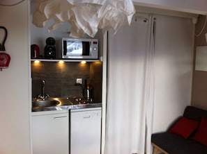 Frigorifero, microonde, forno, piano cottura
