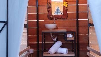 Pancuran mandi, tuala disediakan