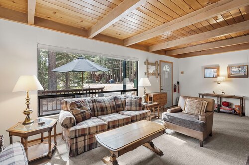 Cozy Cabin Minutes to Ski Resorts, 10-15 Min Walk to Lake and Sunnyside