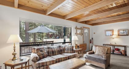 Cozy Cabin Minutes to Ski Resorts, 10-15 Min Walk to Lake and Sunnyside