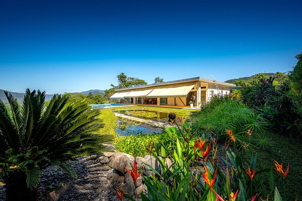 Premium bedding, memory-foam beds, blackout curtains, free WiFi - Casa Laureles (Bejuco)