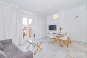 40-inch flat-screen TV with digital channels, Smart TV, Netflix - DOMUS APARTAMENTOS GRANADA (Granada)