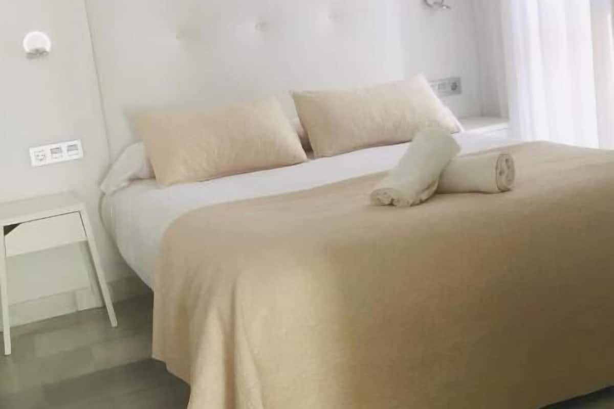 Appartement, balcon, vue ville | Couette en duvet d'oie, matelas mémoire de forme, rideaux occultants