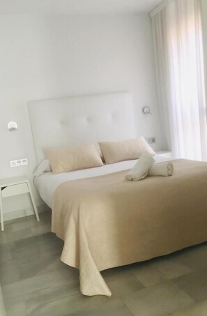 Apartamento 1 dormitorio y balcón Domus 1 | 오리/거위털 이불, 메모리폼 침대, 노트북 작업 공간, 암막 커튼