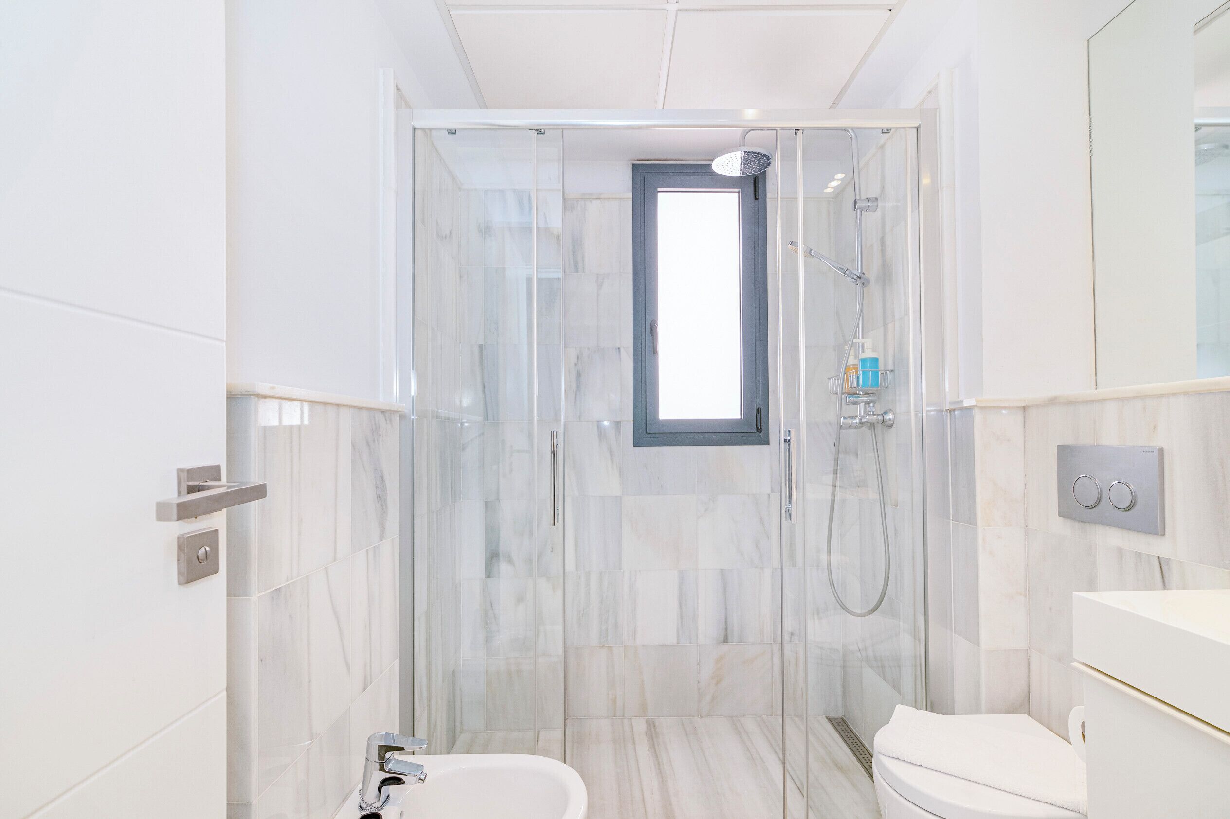 Ducha, artículos de higiene personal gratuitos, secador de pelo y bidé