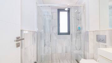 Ducha, artículos de higiene personal gratuitos, secador de pelo y bidé