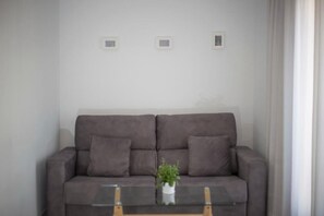 40-inch flat-screen TV with digital channels, Smart TV, Netflix - DOMUS APARTAMENTOS GRANADA (Granada)