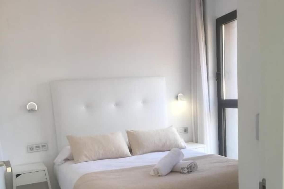 Apartamento 1 dormitorio y balcón Domus 5 | 羽绒被、记忆海绵床垫、笔记本电脑工作区、遮光窗帘