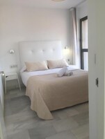 apartman, erkély, kilátással a városra | Pehelypaplan, memóriahabos ágy és laptophoz jól használható munkafelület