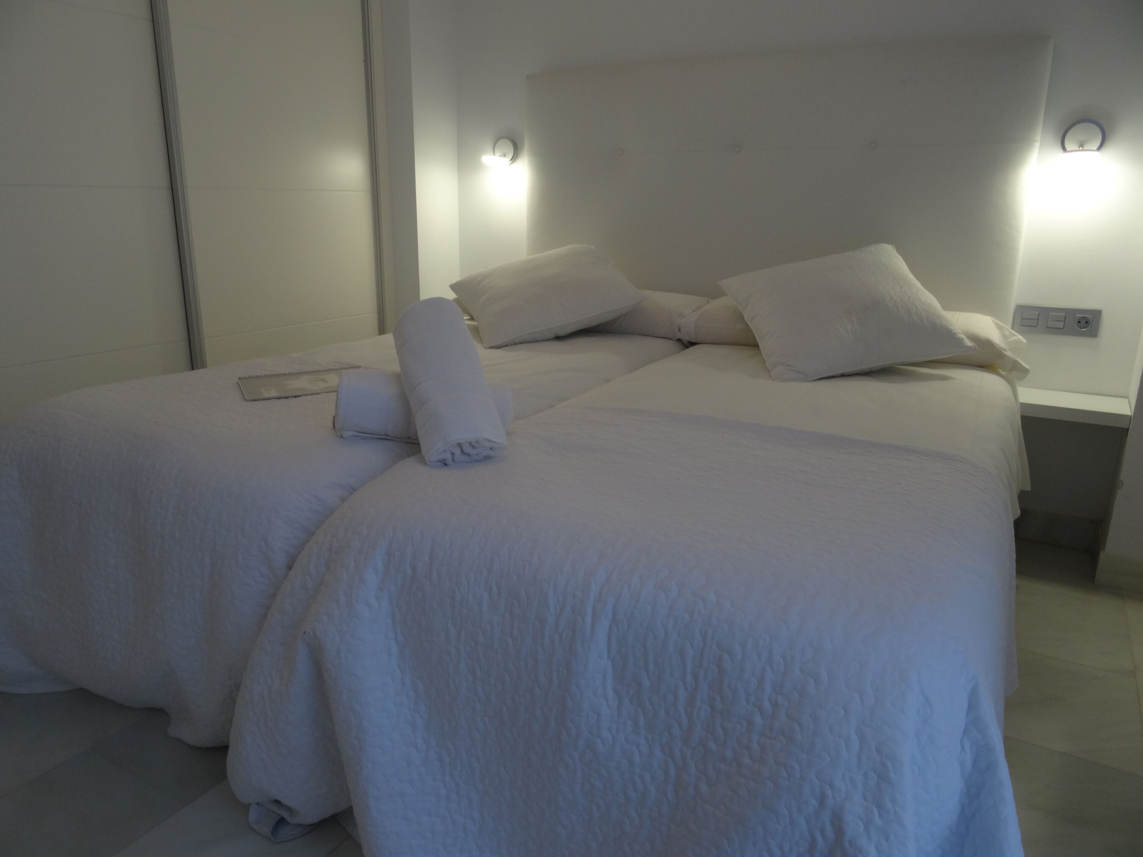 Dundyner, memory foam-senger, blendingsgardiner og lydisolert