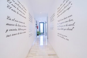 Hallway - DOMUS APARTAMENTOS GRANADA (Granada)