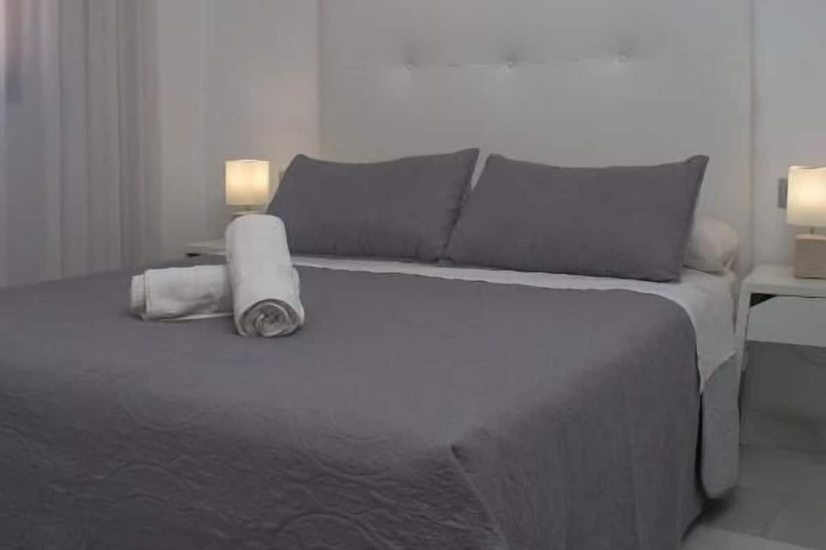 Couette en duvet d'oie, matelas mémoire de forme, rideaux occultants