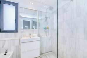 Shower, free toiletries, hair dryer, bidet - DOMUS APARTAMENTOS GRANADA (Granada)