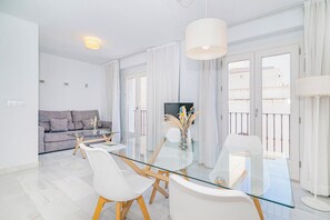 40-inch flat-screen TV with digital channels, Smart TV, Netflix - DOMUS APARTAMENTOS GRANADA (Granada)