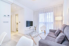 40-inch flat-screen TV with digital channels, Smart TV, Netflix - DOMUS APARTAMENTOS GRANADA (Granada)